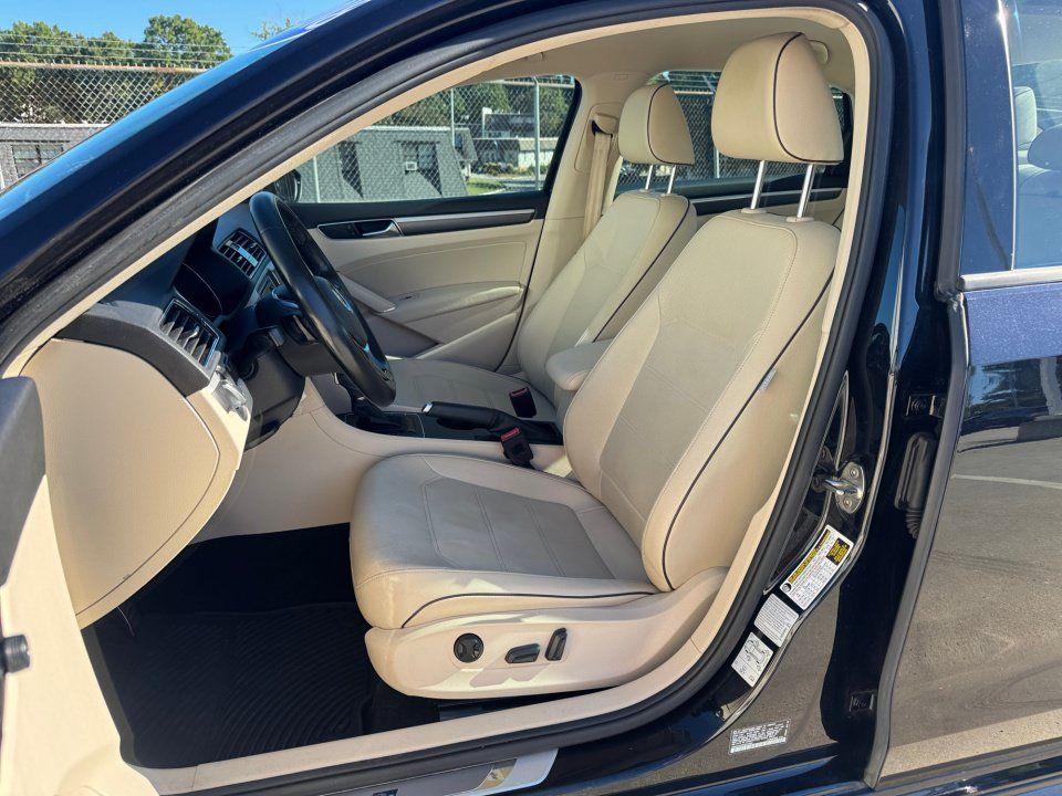 Used 2018 Volkswagen Passat 2.0T R-Line w/ R-Line Lighting Package FWD image 30
