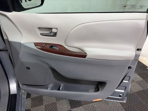 Used 2011 Toyota Sienna XLE w/ XLE Navigation Pkg FWD image 9
