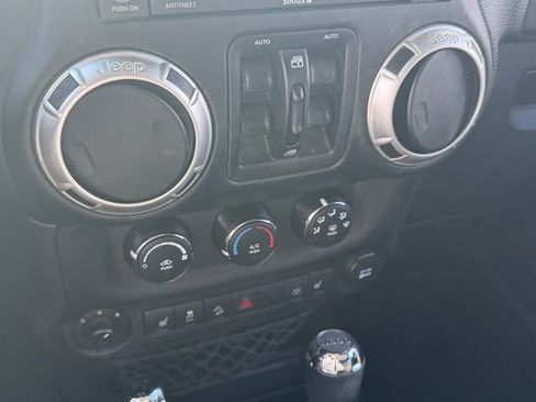 Used 2016 Jeep Wrangler Unlimited Sahara w/ Connectivity Group AWD/4WD image 23