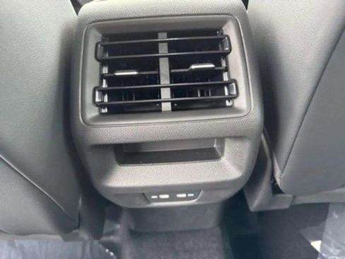 New 2025 Volkswagen Tiguan SE image 8