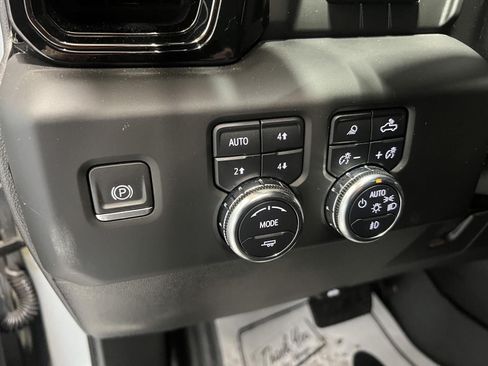 Used 2024 GMC Sierra 2500 AT4 w/ AT4 Premium Plus Package AWD/4WD image 17