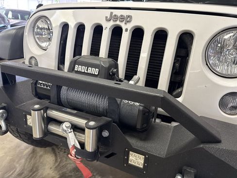 Used 2016 Jeep Wrangler Unlimited Rubicon w/ Connectivity Group AWD/4WD image 11