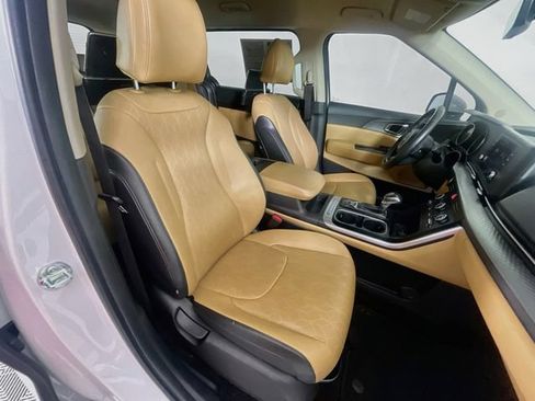 Used 2023 Kia Carnival LX FWD image 30