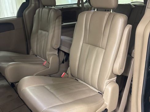Used 2014 Chrysler Town & Country Touring-L w/ Driver Convenience Group FWD image 20