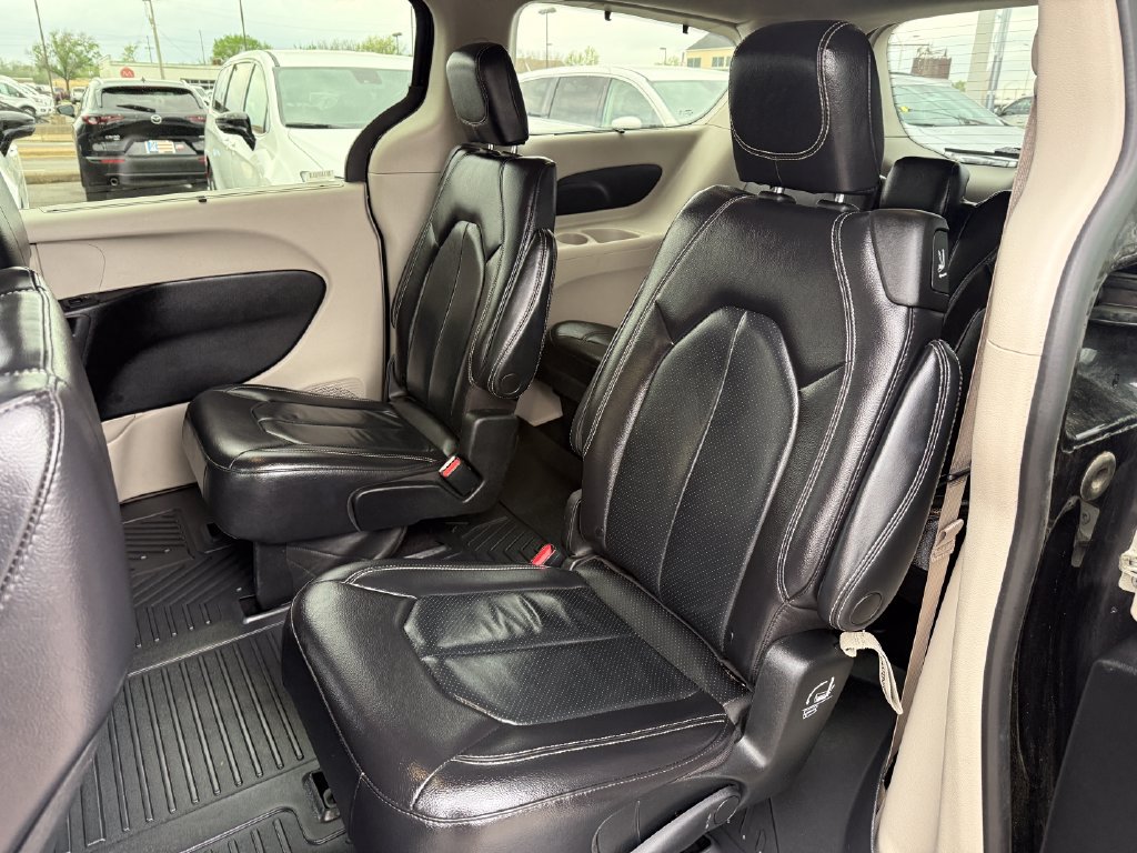 Used 2022 Chrysler Pacifica Touring-L FWD image 28