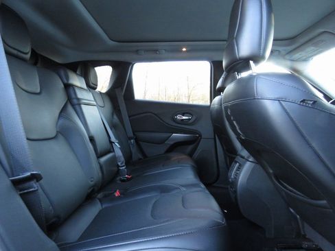 Used 2019 Jeep Cherokee Limited image 16