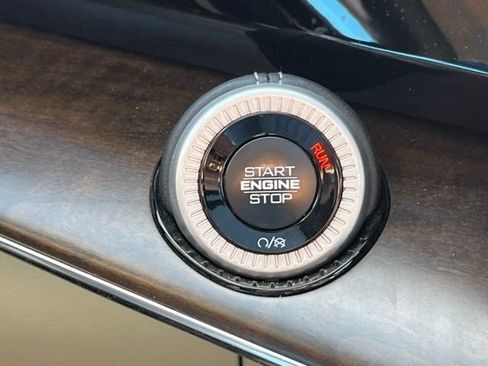 Used 2025 Jeep Grand Wagoneer 4WD image 19