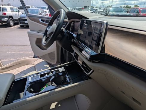 Used 2024 Volkswagen Atlas SE AWD/4WD image 22