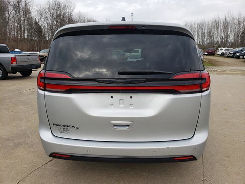 Used 2023 Chrysler Pacifica Touring-L w/ S Appearance Package FWD image 4