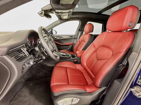 Certified 2025 Porsche Macan AWD/4WD image 5