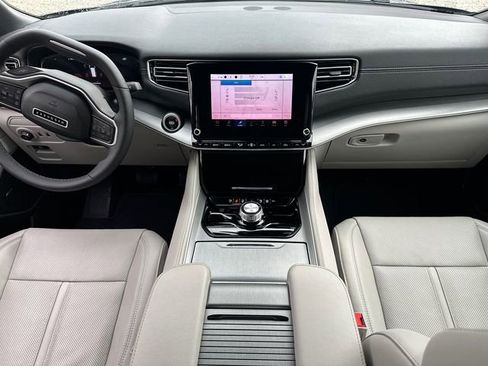 Used 2025 Jeep Wagoneer 4WD image 20