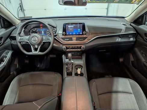 Used 2025 Nissan Altima 2.5 SV image 11