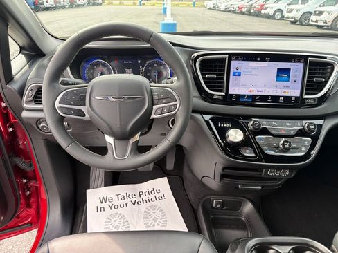 Used 2025 Chrysler Pacifica Select FWD image 13