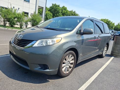 Used 2014 Toyota Sienna LE AWD/4WD image 2
