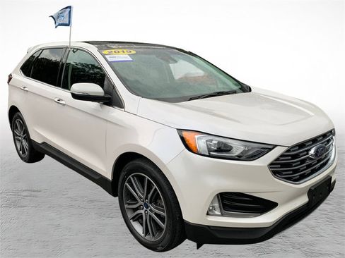 Certified 2019 Ford Edge Titanium w/ Cold Weather Package AWD/4WD image 8