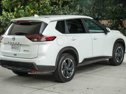 Used 2024 Nissan Rogue SV AWD/4WD image 6