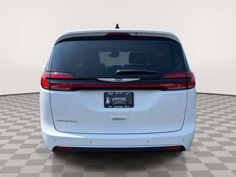 Used 2024 Chrysler Pacifica Touring-L FWD image 7