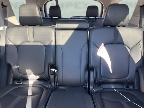 Used 2025 Honda Pilot Touring image 13