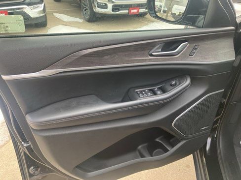 Certified 2023 Jeep Grand Cherokee Limited image 9