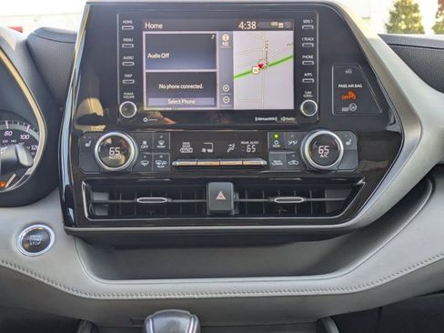 Used 2020 Toyota Highlander XLE image 20