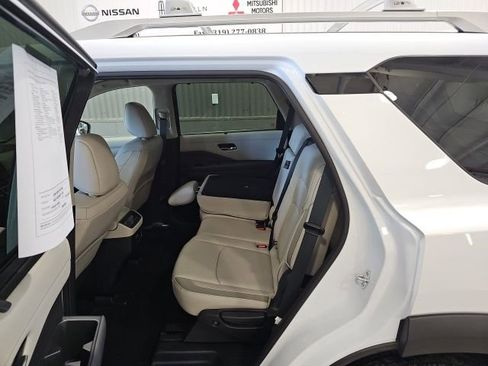 Used 2025 Nissan Pathfinder SL AWD/4WD image 17