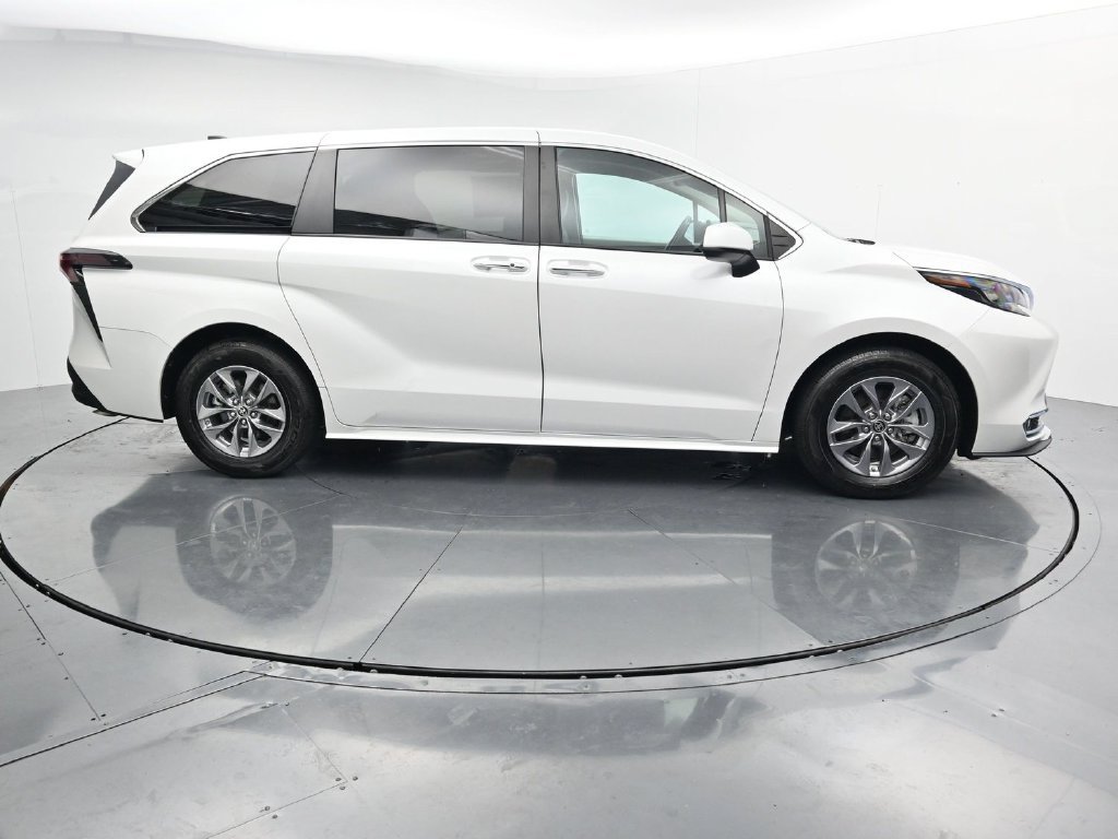 Used 2024 Toyota Sienna XLE FWD image 9