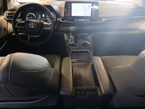 Used 2021 Toyota Sienna Limited image 10