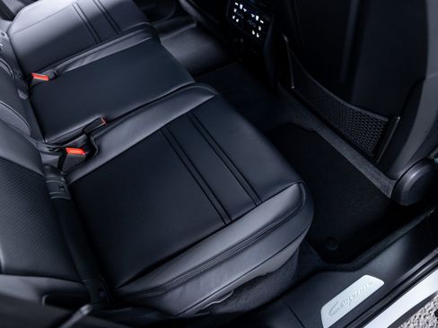 Certified 2025 Porsche Cayenne AWD/4WD image 37