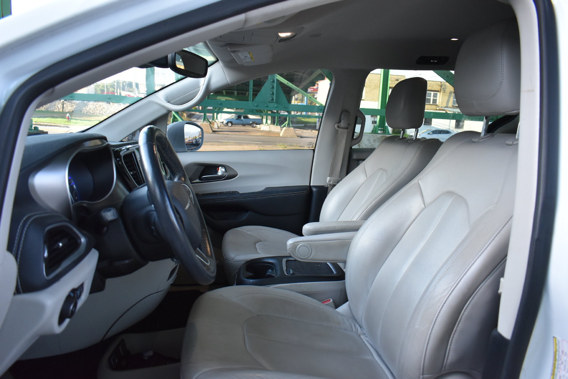 Used 2021 Chrysler Pacifica Touring-L FWD image 14