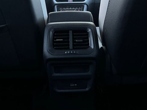 Used 2025 Volkswagen Taos SE image 13