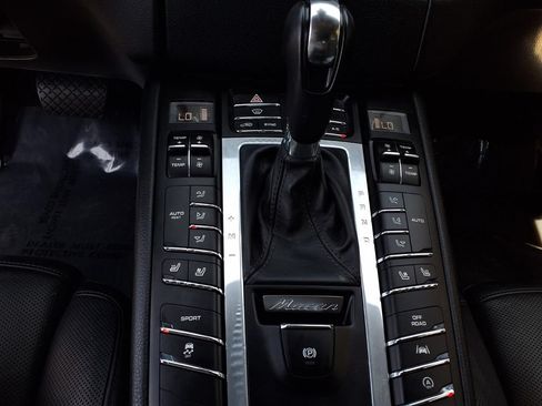 Used 2018 Porsche Macan AWD/4WD image 8
