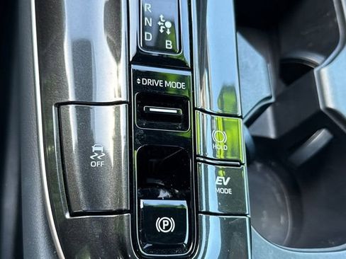 Used 2024 Toyota Crown Limited image 35