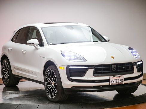 Certified 2025 Porsche Macan AWD/4WD image 9