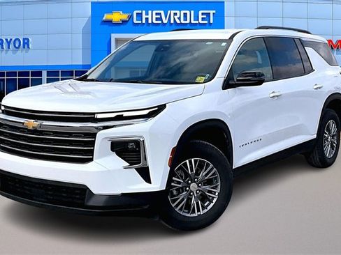 Used 2025 Chevrolet Traverse LT image 3