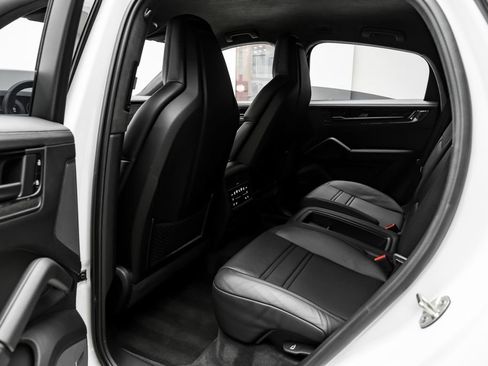 Used 2024 Porsche Cayenne Turbo GT AWD/4WD image 43