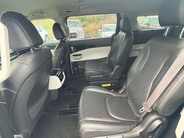 Used 2024 Kia Carnival EX FWD image 14