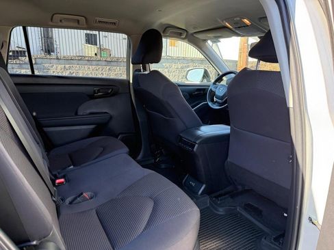 Used 2023 Toyota Highlander LE image 11