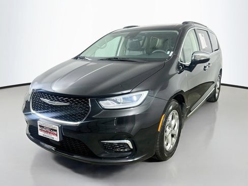 Used 2023 Chrysler Pacifica Limited FWD image 3