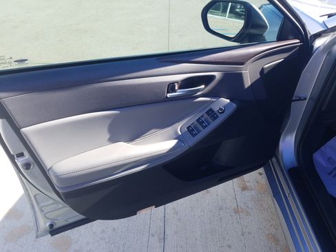 Used 2022 Toyota Avalon XLE image 9