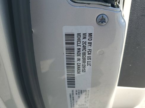 Used 2024 Chrysler Pacifica Touring-L FWD image 26