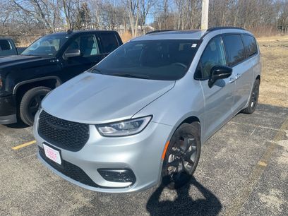 Used 2023 Chrysler Pacifica Limited w/ Uconnect Theater Family Group
