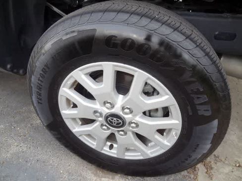 Used 2025 Toyota Tacoma SR5 AWD/4WD image 12