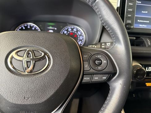 Used 2019 Toyota RAV4 XLE Premium FWD image 16