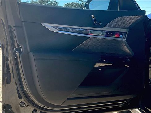 New 2025 BMW i7 xDrive60 w/ Premium Package image 16