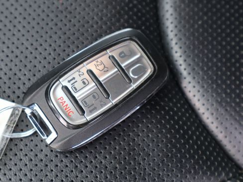 Used 2025 Chrysler Pacifica Limited FWD image 31