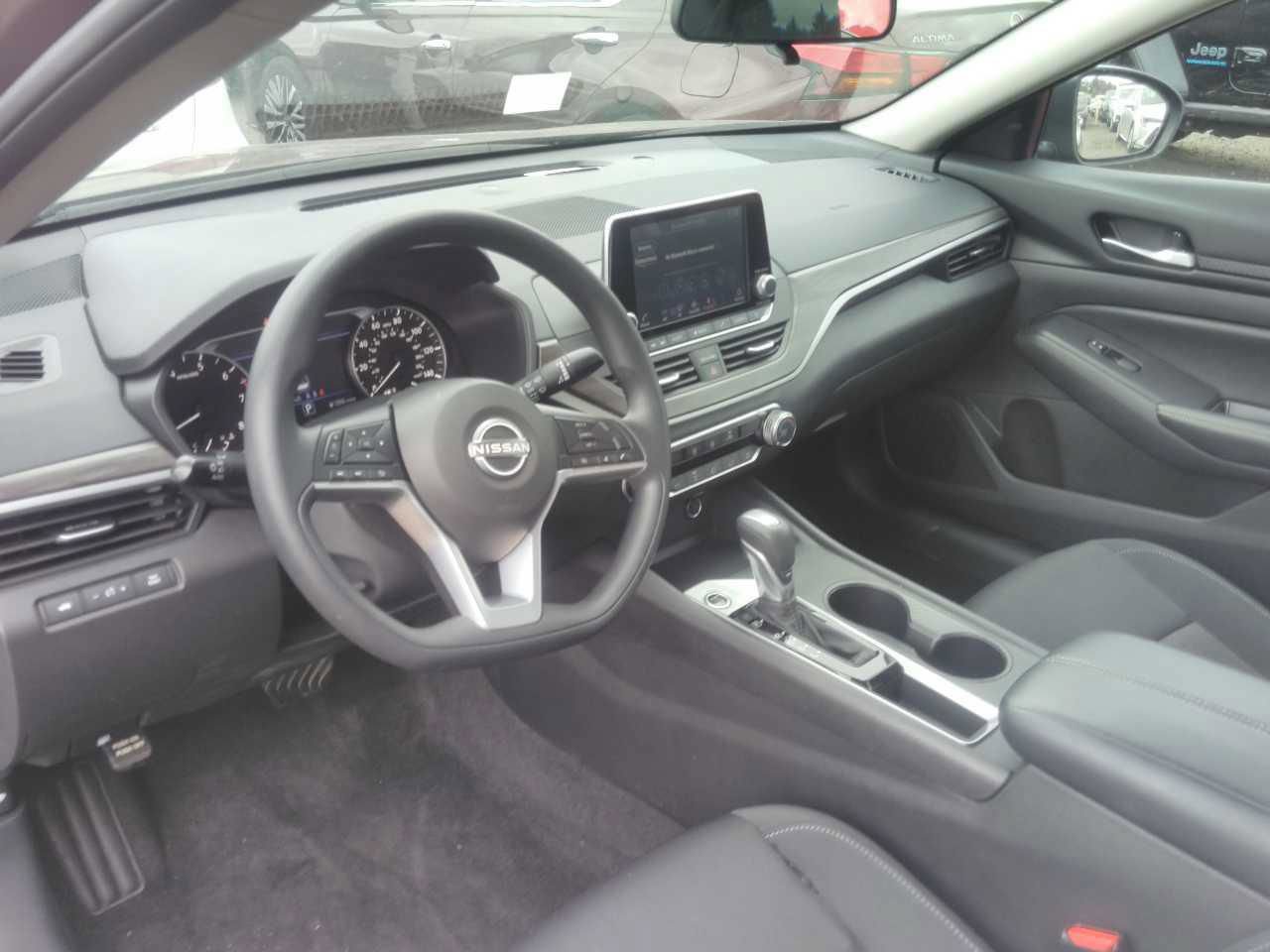 Used 2025 Nissan Altima 2.5 SV FWD image 4