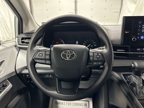 Used 2025 Toyota Sienna LE FWD image 18