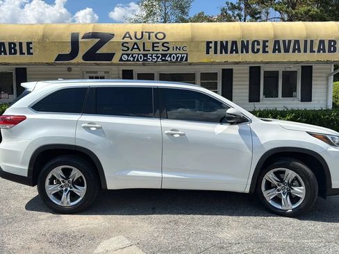 Used 2018 Toyota Highlander Limited FWD image 2