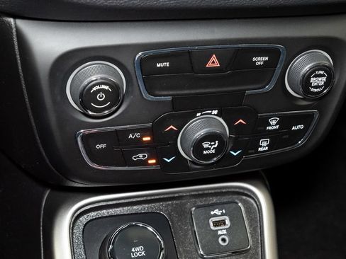 Used 2020 Jeep Compass Latitude w/ Cold Weather Group AWD/4WD image 17