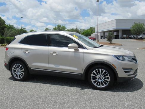 Used 2017 Lincoln MKC Reserve FWD image 2